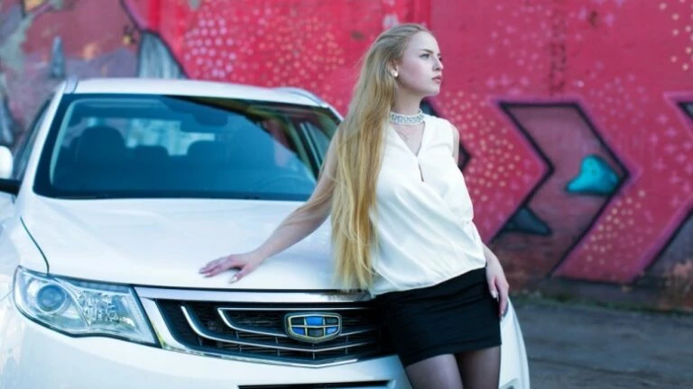 девушка около машины джили