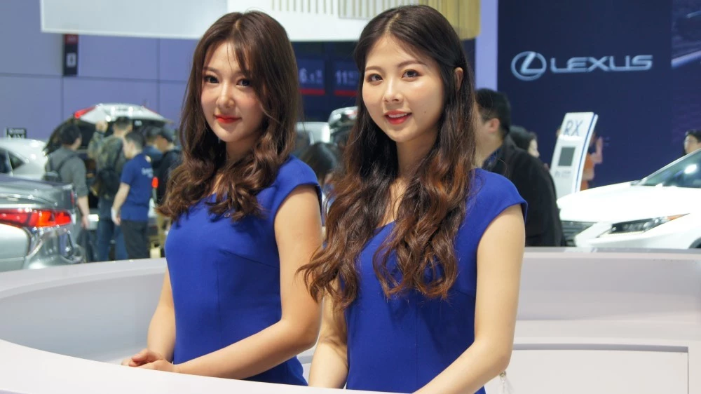 девушки автосалон