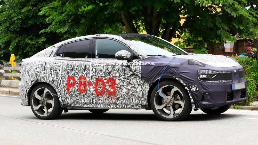 Китайцы готовят еще один купе-кроссовер. Его заметили на тестах в Европе Lynk Co 05