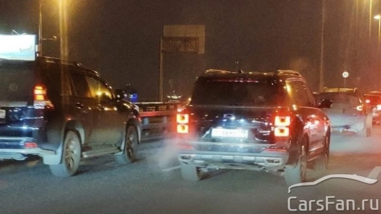 GAC GS8 уже заметили на московских дорогах. Он проехал по Ленинградке рядом с Prado фото GAC GS8