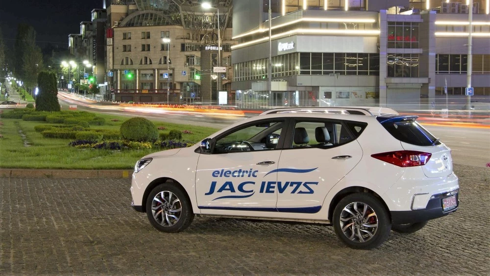 JAC сертифицировал электромобиль в России. Он готов к продажам jac iev7s