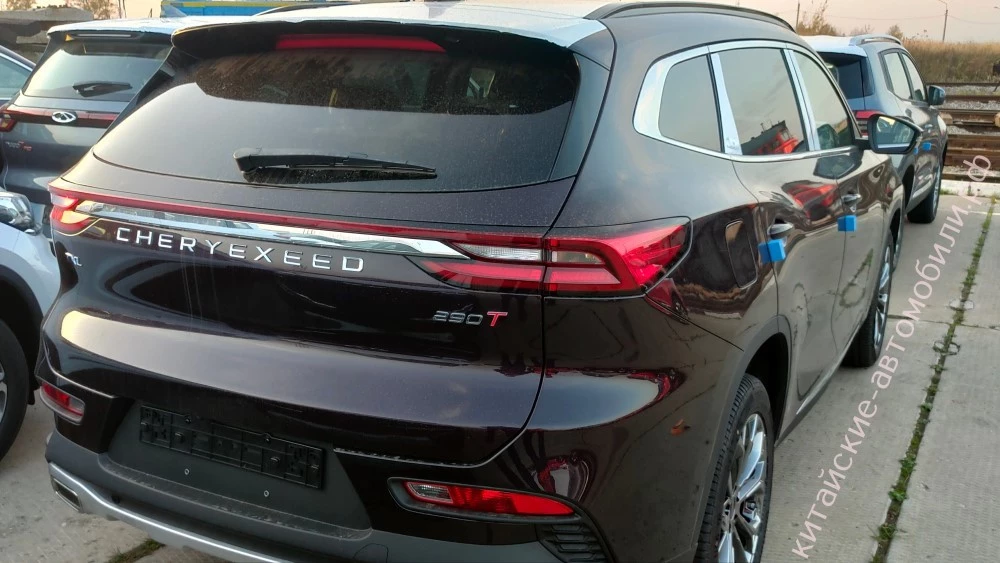 Новые CheryExeed TXL привезли в Россию. На кроссоверах оставили «неправильный» шильдик CheryExeed TXL в России