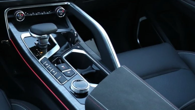 салон Geely Tugella