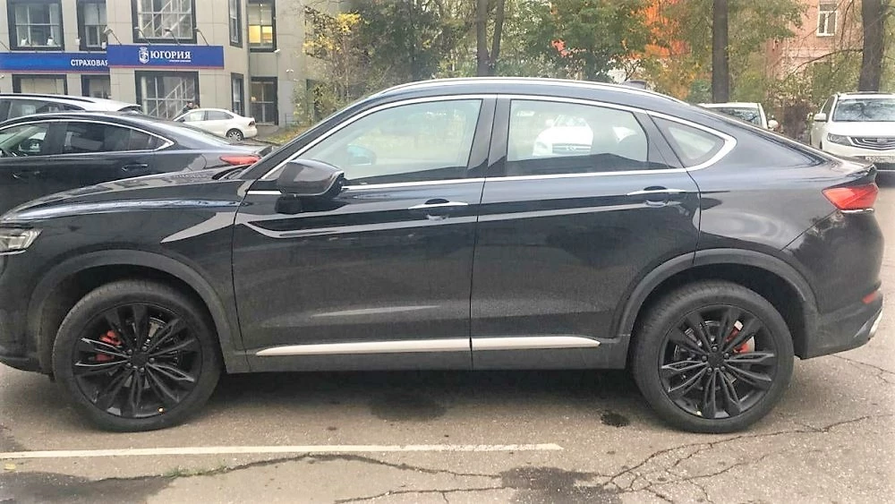 В Москве заметили кроссовер Geely Tugella. На нем уже стоят российские номера Geely Tugella в Москве