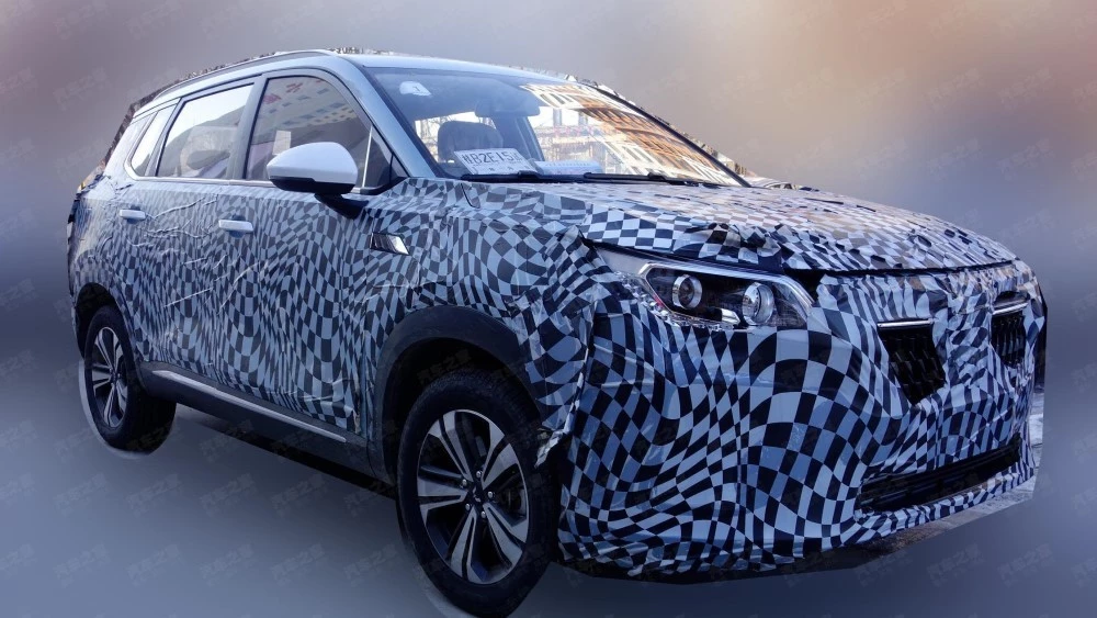 новый внедорожник Wuling