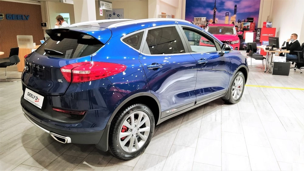 Geely приостановила продажи одной из моделей в РФ. У компании остались только кроссоверы Geely GS