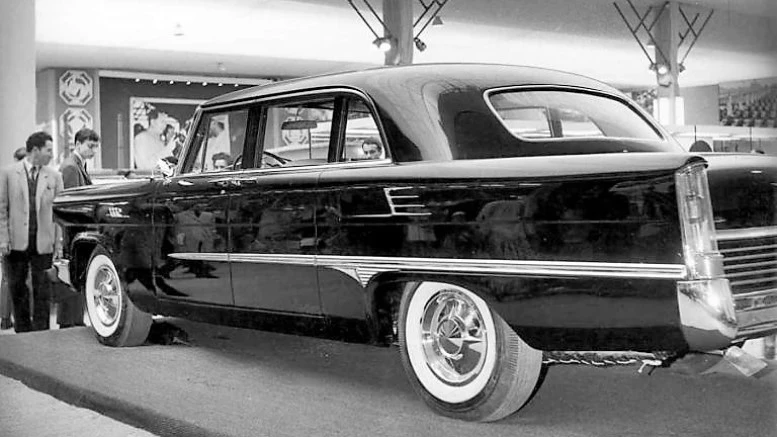 Hongqi CA72 на автосалоне в Париже в 1965 году