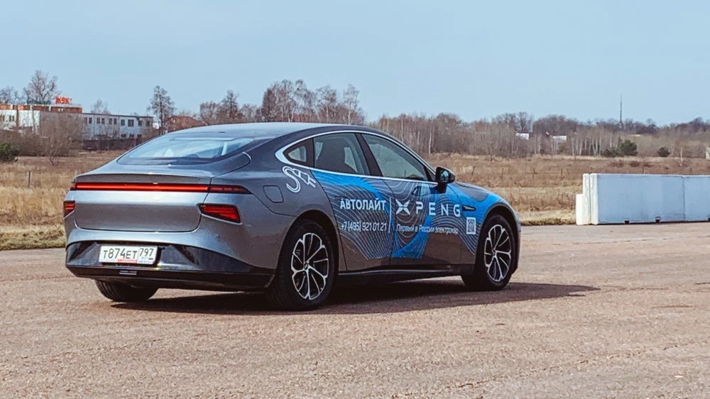 Xpeng P7 сзади