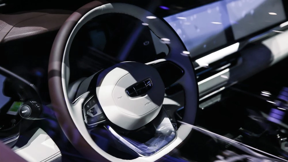 салон Geely Xingyue L