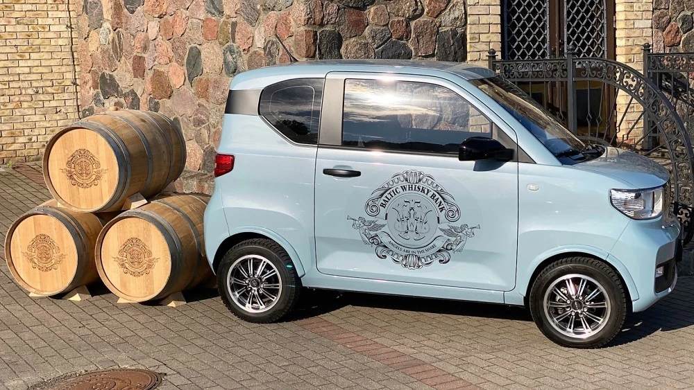 Заправился виски. В самый доступный электромобиль Европы поместилась бочка алкоголя Freze Nikrob виски