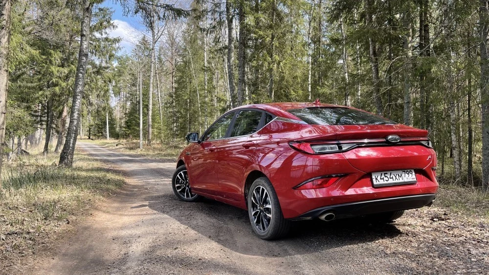 «А не новый ли это Maserati?» Оправдан ли ажиотаж вокруг доступного лифтбека JAC J7