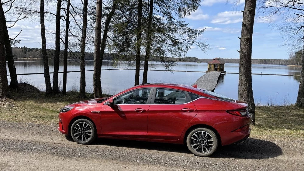 «А не новый ли это Maserati?» Оправдан ли ажиотаж вокруг доступного лифтбека JAC J7