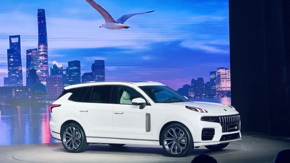 Lynk & Co 09 сбоку