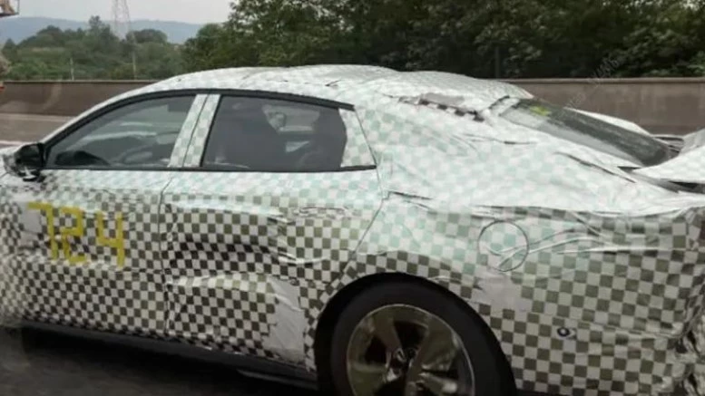 седан Changan Uni