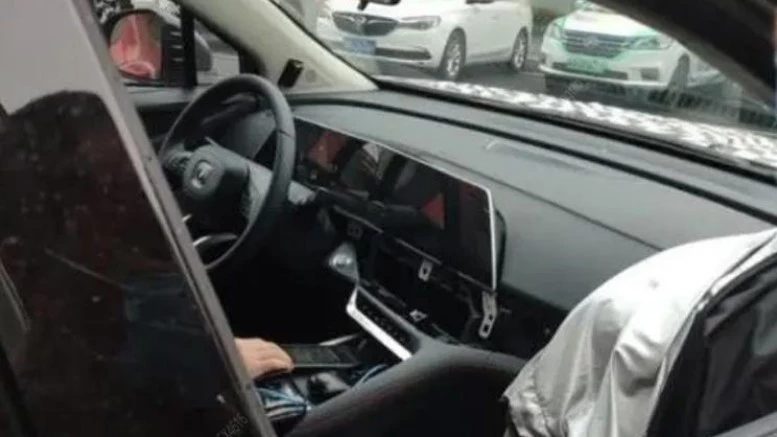 седан Changan Uni