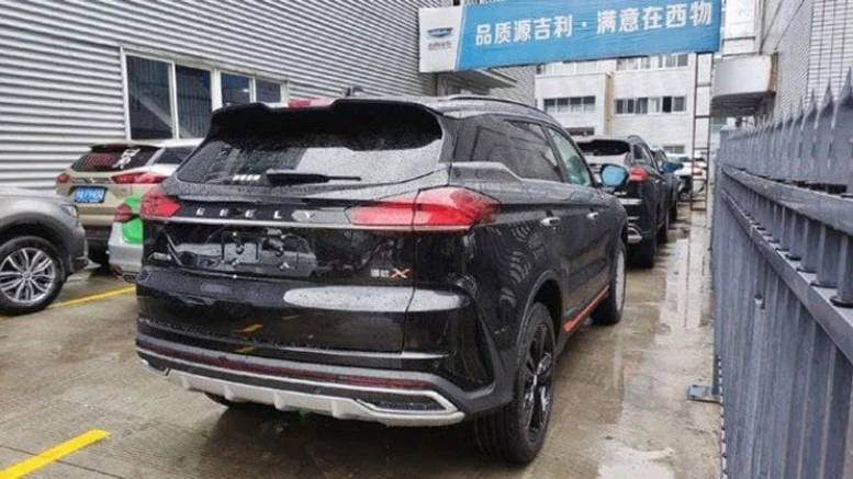 Geely Atlas X фото сзади