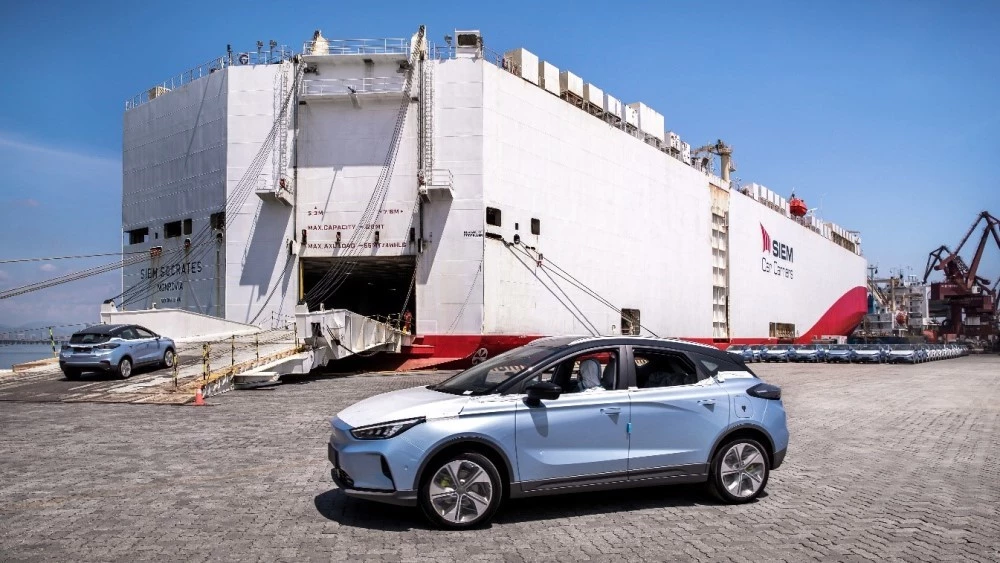 Geely начала поставки Geometry C в Беларусь и Израиль. В РФ их пока можно не ждать geometry с в беларуси