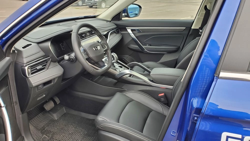 первый ряд Geely Atlas Pro