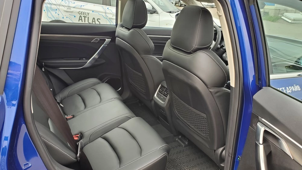 второй ряд Geely Atlas Pro