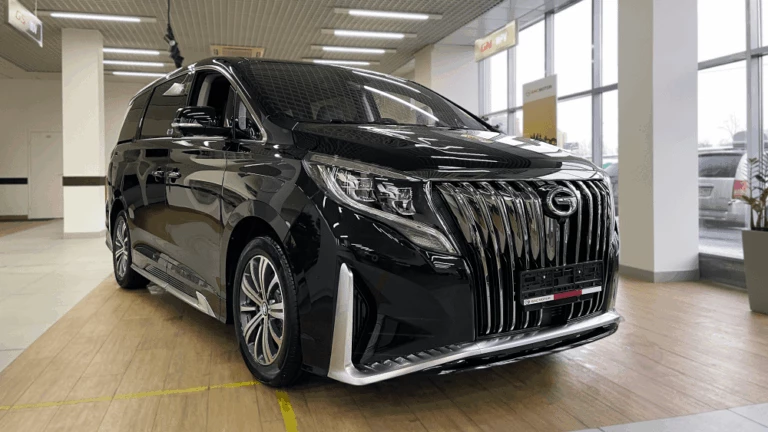 обновленный минивэн GAC GN8 сзади