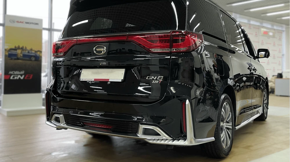 обновленный минивэн GAC GN8 сзади