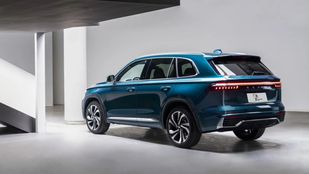 Geely лишила кроссовер KX11 нескольких функций. На машинах в России их можно не ждать опции Geely KX11