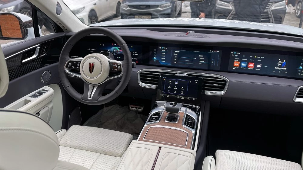 салон Hongqi E-HS9 в России