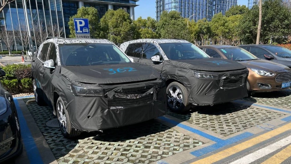 Новый Geely Atlas сменит поколение и получит гибрид. Первые подробности и фото geely atlas нового поколения