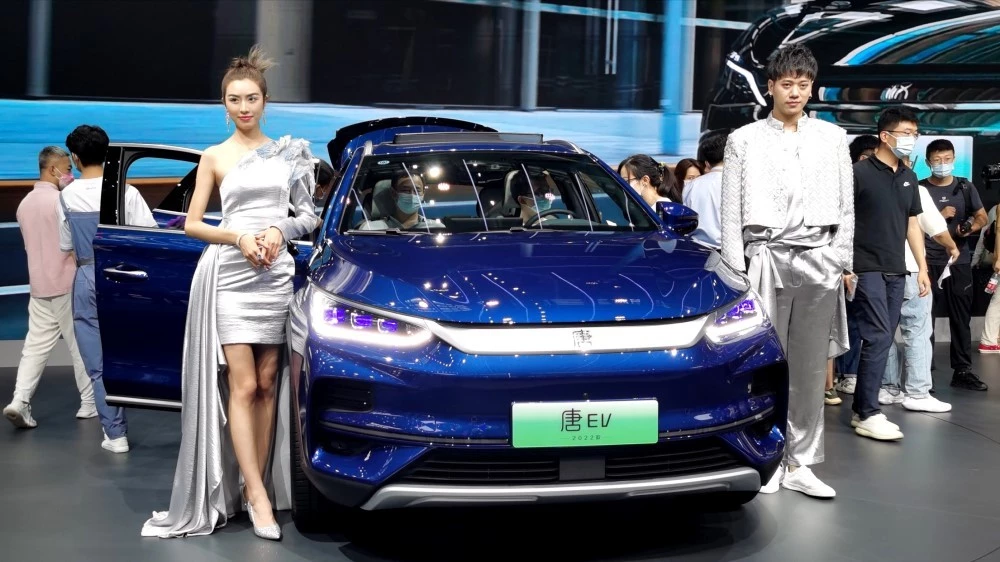 BYD Tang EV автосалон