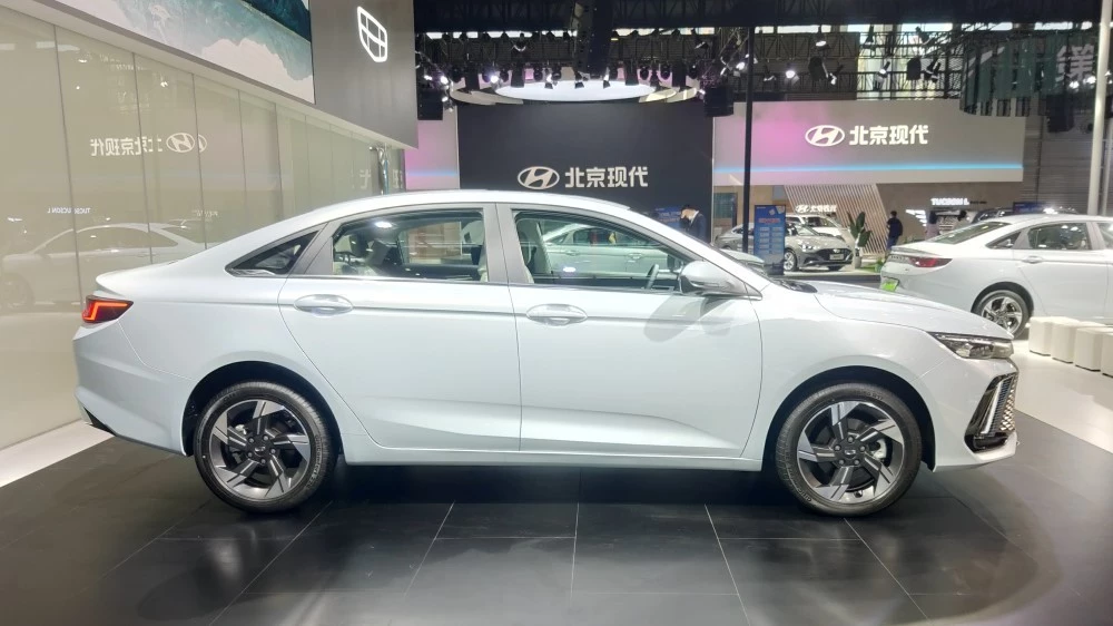 Geely Emgrand автосалон