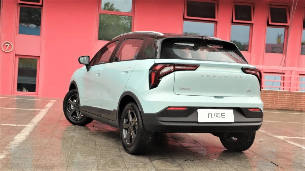 geely geometry e сзади