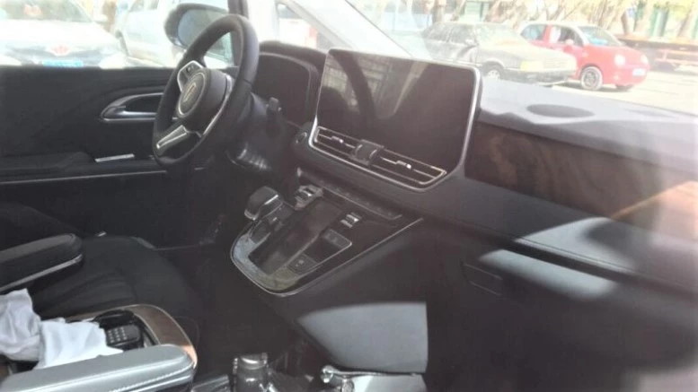 минивэн Hongqi Q8 салон