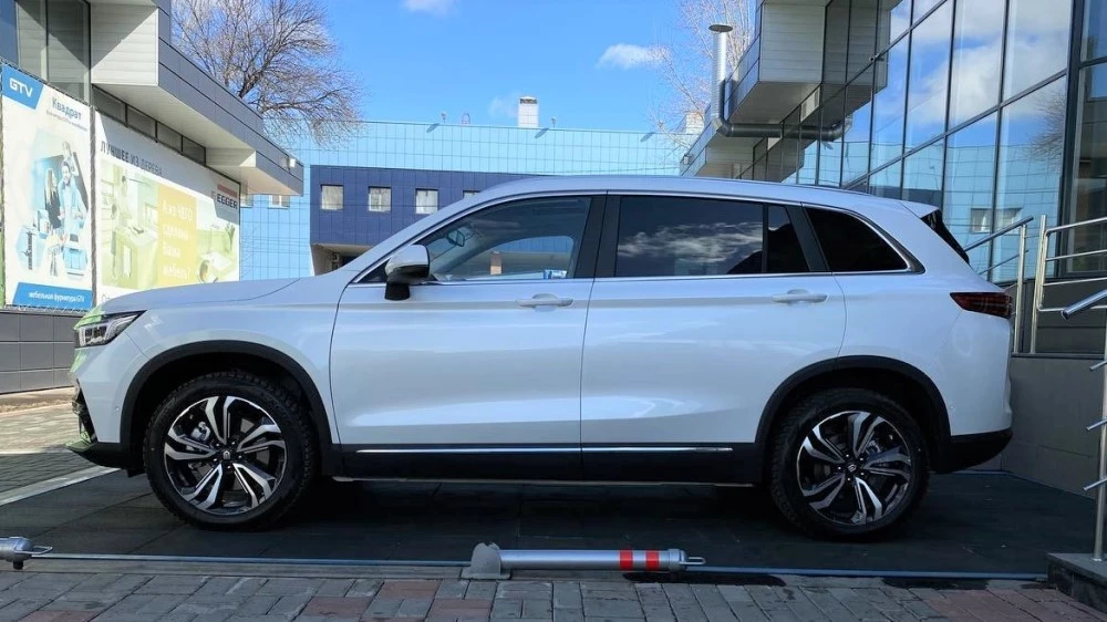 Skywell ET5 сбоку