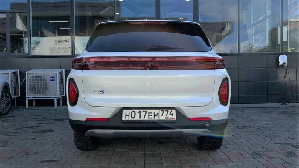 Skywell ET5 сзади