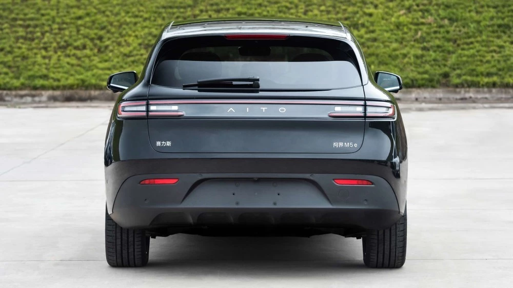 AITO M5e сзади