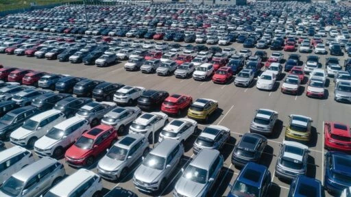 дефицит автомобилей Geely в России автомобили на парковке стоянке