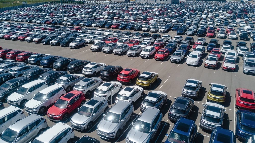 Китайские автомобили перестали покупать в России. Они скопились на стоянках в Подмосковье дефицит автомобилей Geely в России автомобили на парковке стоянке
