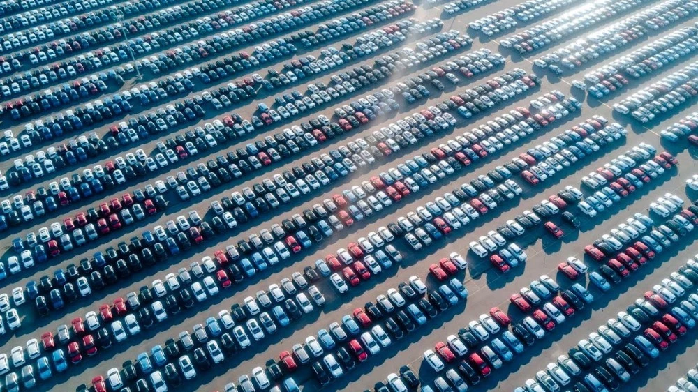 Китайские автомобили перестали покупать в России. Они скопились на стоянках в Подмосковье дефицит автомобилей Haval в России автомобили на парковке стоянке