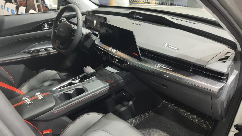 салон Changan Oshan Z6