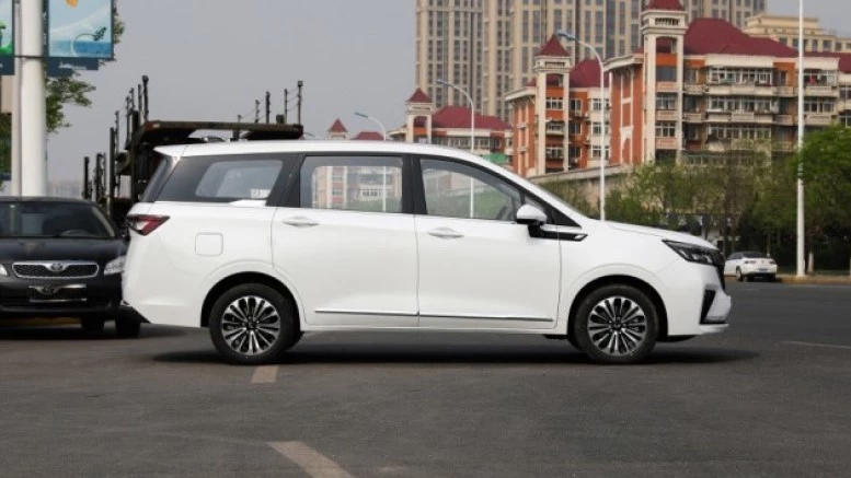 Wuling Jiachen сбоку