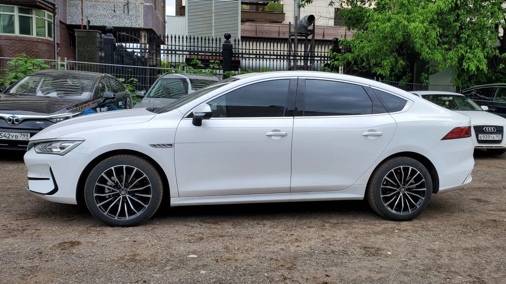 BYD Qin Plus 600 EV сбоку