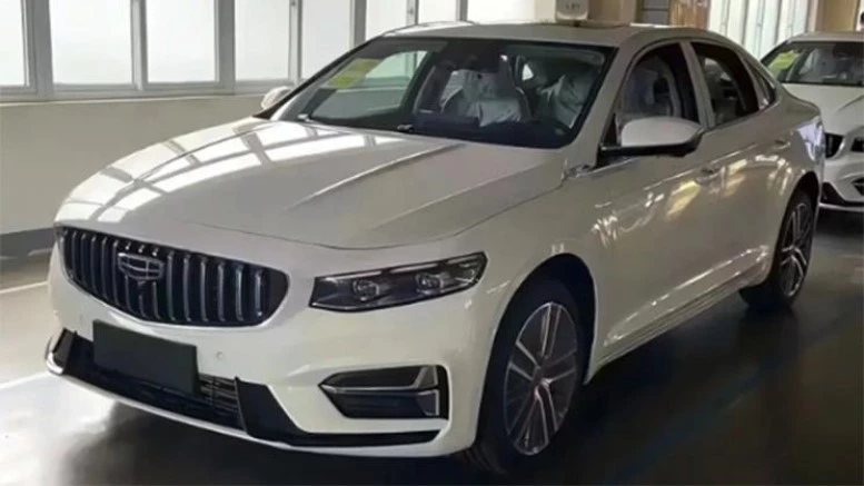 обновлённый седан Geely Preface спереди