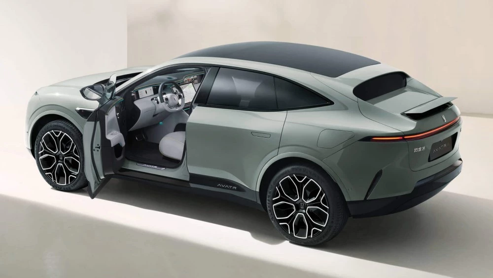 Avatr 11 сзади сбоку