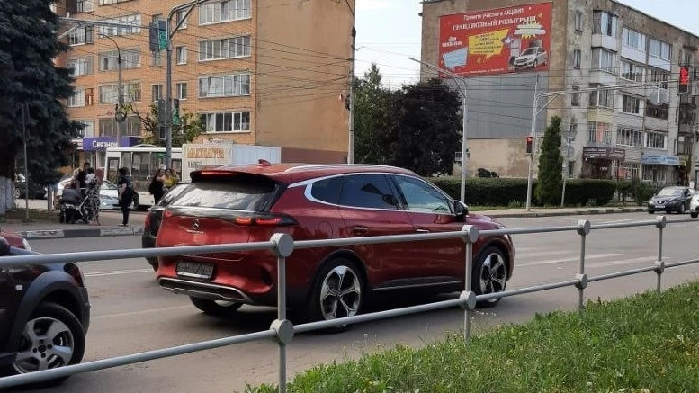 В России заметили кроссовер Denza от BYD и Mercedes. Что это за автомобиль? Denza X