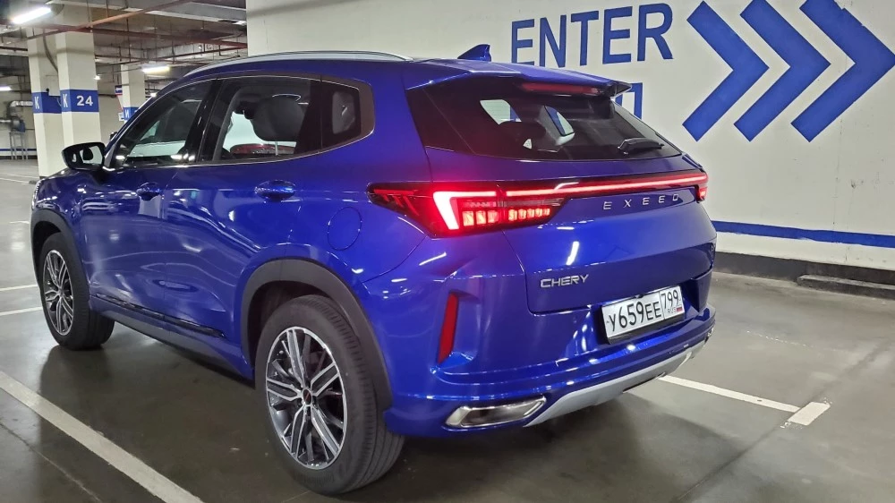 Exeed LX сбоку сзади дорестайлинговый