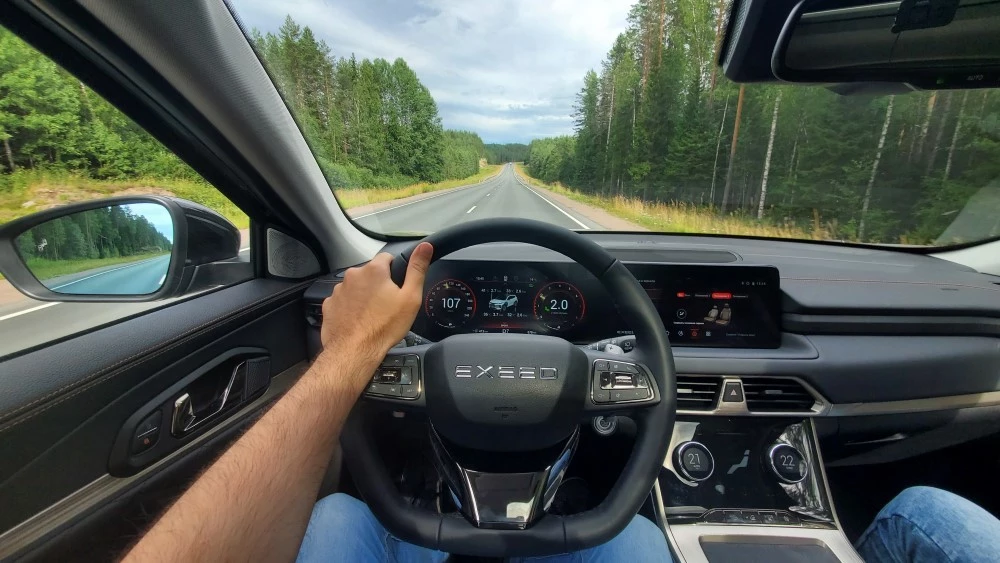 салон Exeed TXL с 2-литровым мотором