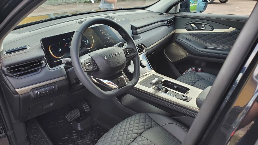 салон Exeed TXL с 2-литровым мотором