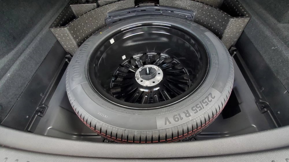 запасное колесо Exeed TXL с 2-литровым мотором