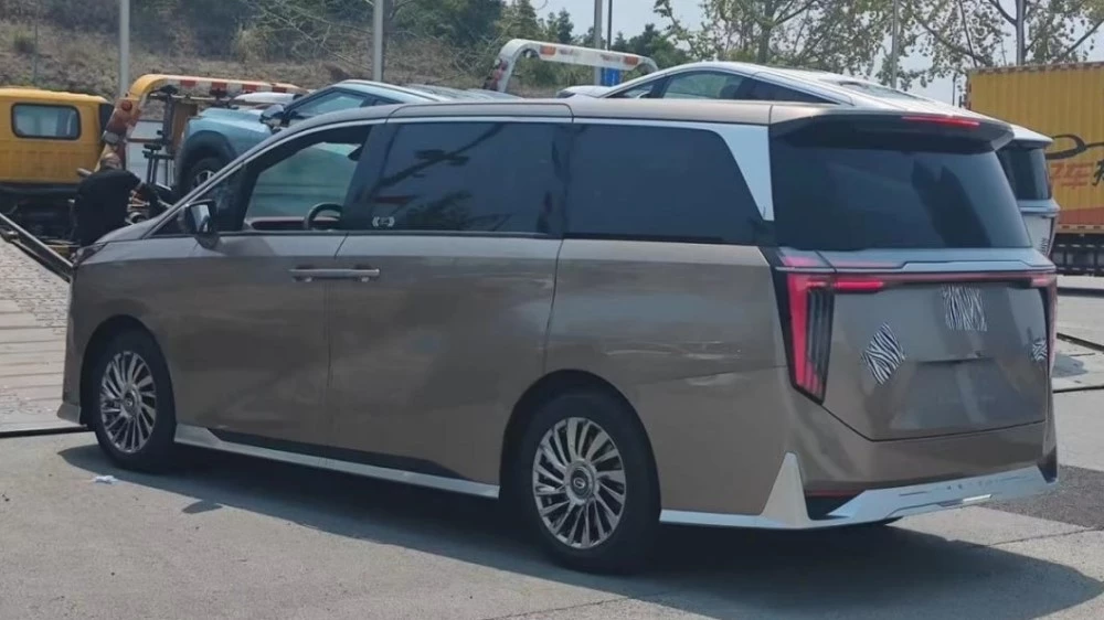 минивэн GAC M8 второго поколения сзади