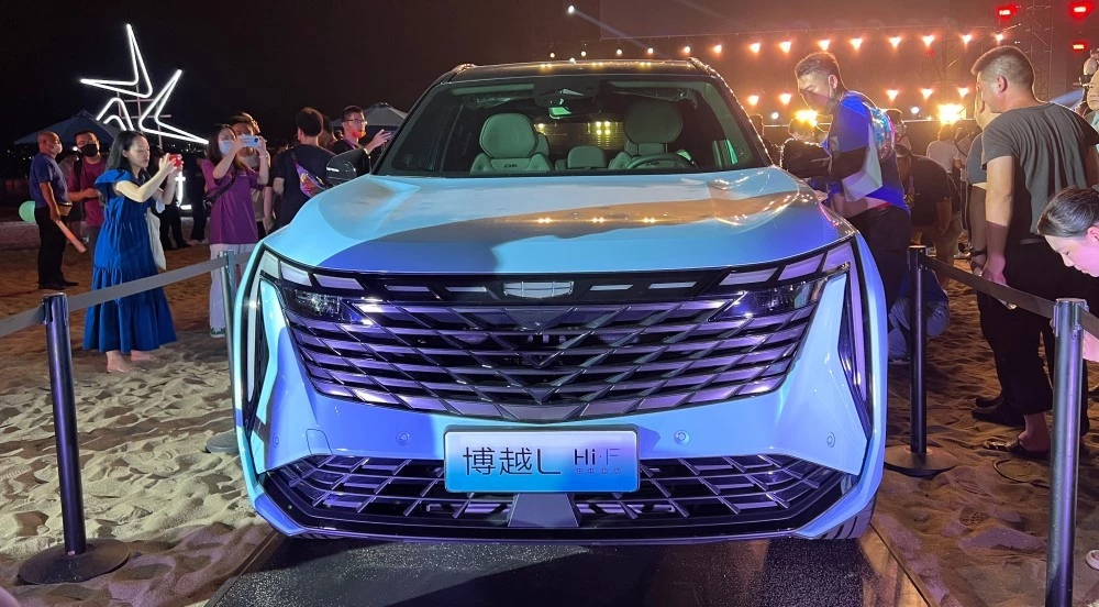 новое второе поколение Geely Atlas L